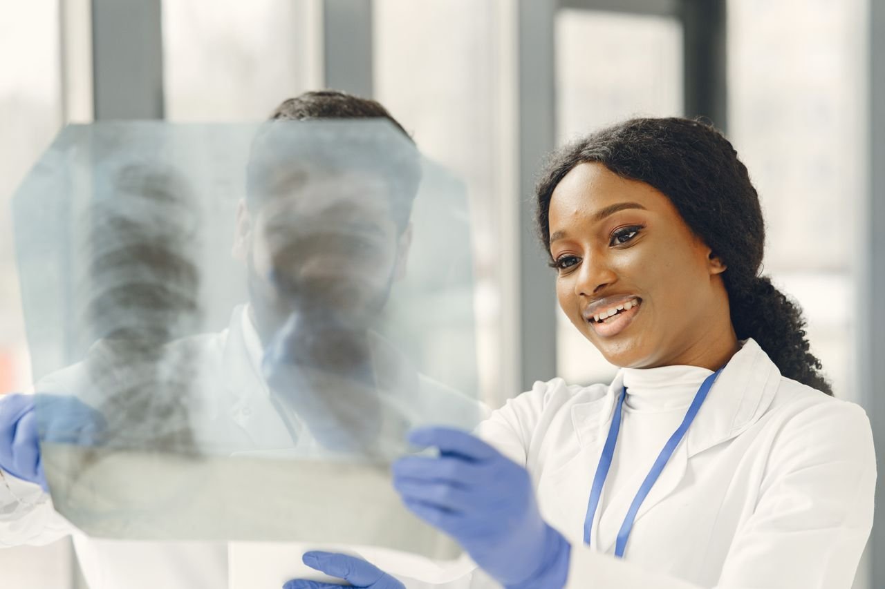 Dr. Nia Thompson